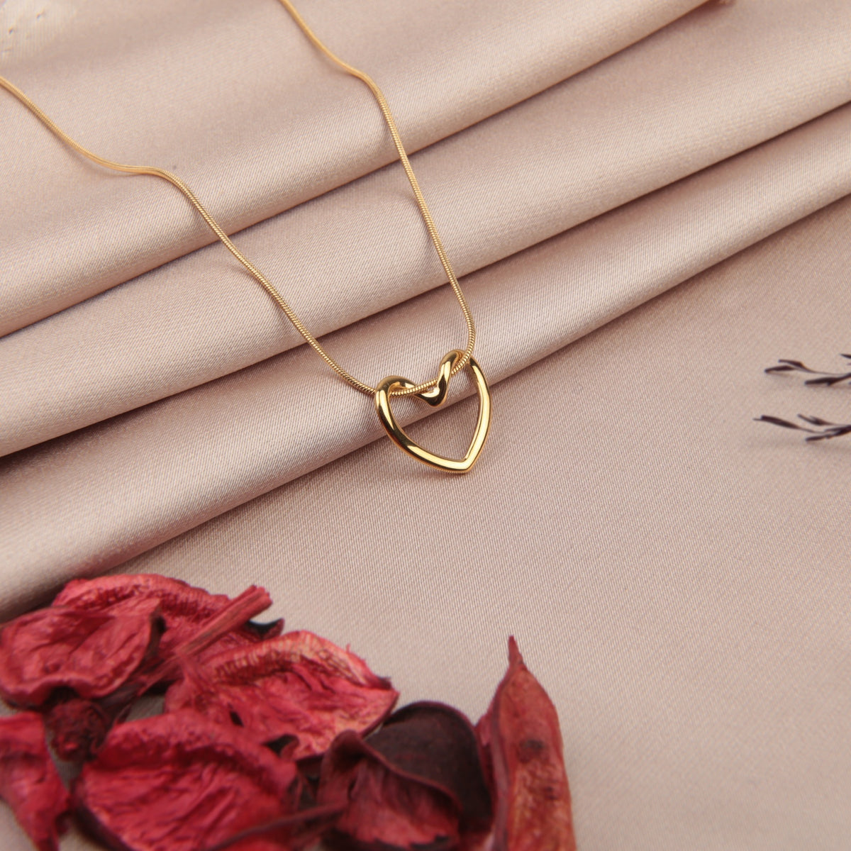 Gold heart pendant necklace - product detail