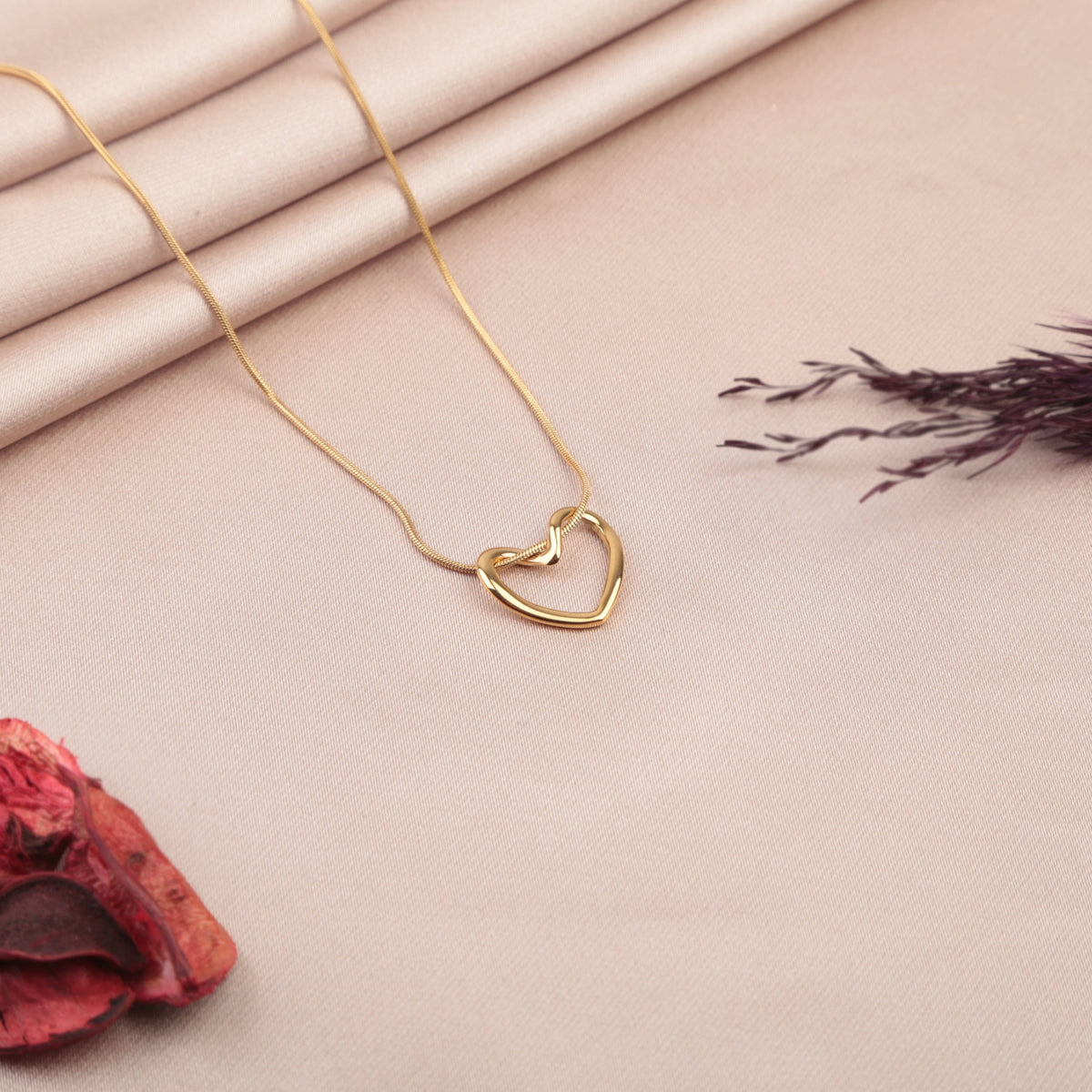 Gold heart pendant necklace - product detail